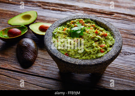 Avocado Guacamole mexicain sur molcajete procédure traditionnelle Banque D'Images