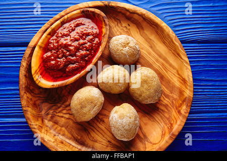 Papas arrugas al mojo pommes ridées canaries rouge recette sauce épicée Banque D'Images