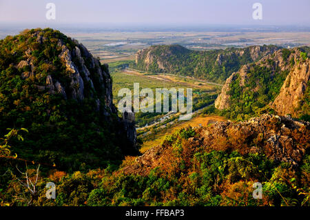 Vue depuis le point de vue de Khao Dang dans le parc national marin Khao Sam Roi Yot, Thaïlande Banque D'Images