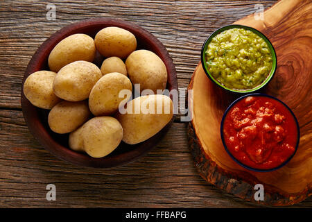 Papas arrugas al mojo Canaries avec pommes de terre ridées sauces vert et rouge Banque D'Images