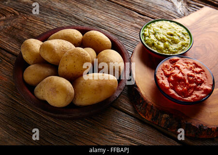 Papas arrugas al mojo Canaries avec pommes de terre ridées sauces vert et rouge Banque D'Images