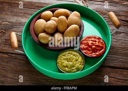 Papas arrugas al mojo Canaries avec pommes de terre ridées sauces vert et rouge Banque D'Images