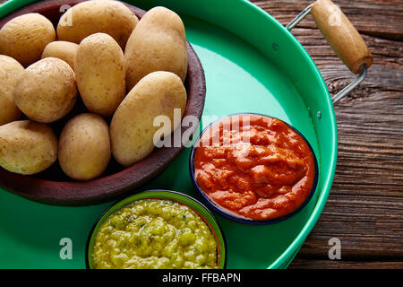 Papas arrugas al mojo Canaries avec pommes de terre ridées sauces vert et rouge Banque D'Images