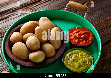 Papas arrugas al mojo Canaries avec pommes de terre ridées sauces vert et rouge Banque D'Images