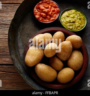 Papas arrugas al mojo Canaries avec pommes de terre ridées sauces vert et rouge Banque D'Images