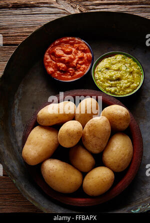 Papas arrugas al mojo Canaries avec pommes de terre ridées sauces vert et rouge Banque D'Images