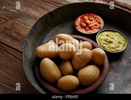 Papas arrugas al mojo Canaries avec pommes de terre ridées sauces vert et rouge Banque D'Images