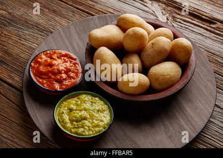Papas arrugas al mojo Canaries avec pommes de terre ridées sauces vert et rouge Banque D'Images
