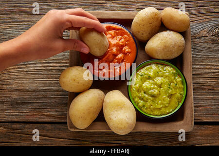 Papas arrugas al mojo Canaries avec pommes de terre ridées sauces vert et rouge Banque D'Images