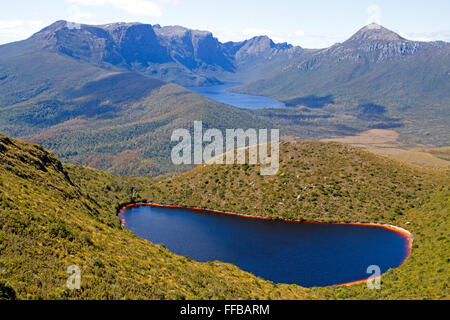 Tarn sur Schnells Ridge, à l'ensemble du lac de Judd et Mt Anne Banque D'Images