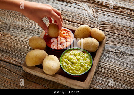 Papas arrugas al mojo Canaries avec pommes de terre ridées sauces vert et rouge Banque D'Images