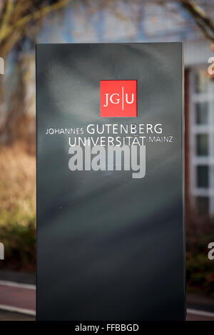 Mainz, Allemagne. Feb 11, 2016. Panneau d'entrée de l'université, photographié sur le campus de l'Johannes Gutenberg-University à Mainz, Allemagne, 11 février 2016. L'université célèbre son 70e anniversaire cette année, qui est rouvert en 1946 après la Seconde Guerre mondiale et d'un environ 150 l'année de la clôture. Photo : Fredrik von Erichsen/dpa/Alamy Live News Banque D'Images