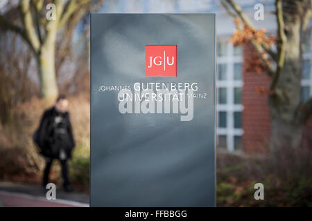 Mainz, Allemagne. Feb 11, 2016. Panneau d'entrée de l'université, photographié sur le campus de l'Johannes Gutenberg-University à Mainz, Allemagne, 11 février 2016. L'université célèbre son 70e anniversaire cette année, qui est rouvert en 1946 après la Seconde Guerre mondiale et d'un environ 150 l'année de la clôture. Photo : Fredrik von Erichsen/dpa/Alamy Live News Banque D'Images