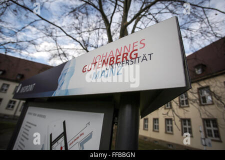 Mainz, Allemagne. Feb 11, 2016. Un panneau d'information à l'Université de Mainz, photographié sur le campus de l'Johannes Gutenberg-University à Mainz, Allemagne, 11 février 2016. L'université célèbre son 70e anniversaire cette année, qui est rouvert en 1946 après la Seconde Guerre mondiale et d'un environ 150 l'année de la clôture. Photo : Fredrik von Erichsen/dpa/Alamy Live News Banque D'Images