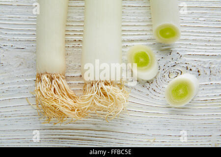 Légumes Poireaux coupés avec des aliments crus dans une texture bois blanc table du conseil Banque D'Images