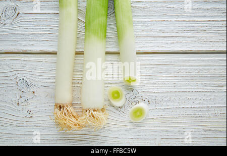 Légumes Poireaux coupés avec des aliments crus dans une texture bois blanc table du conseil Banque D'Images