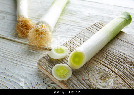 Légumes Poireaux coupés avec des aliments crus dans une texture bois blanc table du conseil Banque D'Images