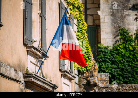 Drapeau national tricolores français décorer ancien bâtiment en France. Banque D'Images