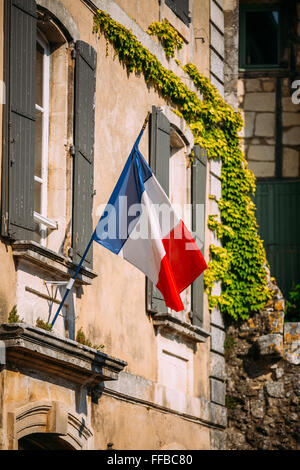 Drapeau national tricolores français décorer ancien bâtiment en France. Banque D'Images