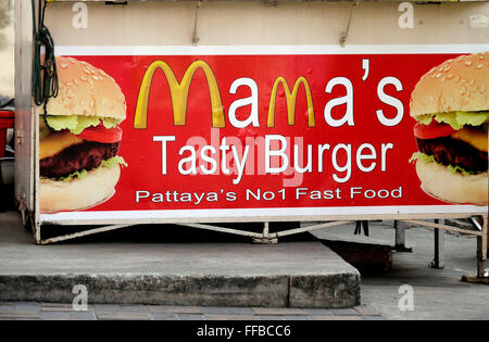 Un décrochage du hamburger à Pattaya en Thaïlande 'Mama's Tasty Burger' en utilisant le logo M de McDonald's dans le cadre de leur publicité inscription possible question d'auteur. Banque D'Images