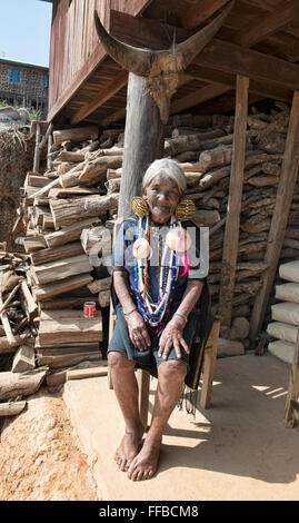 Shen, un lacet Magan Chin femme avec tatouages visage Mindat dans, Myanmar. Banque D'Images