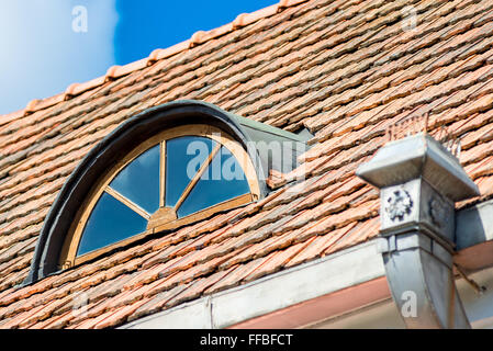 Vintage belle fenêtre dans les combles sous le toit de la maison Banque D'Images