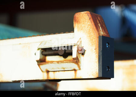 La fin détail d'une courroie de transport dans la zone de distribution d'une usine. L'aile en caoutchouc ou à la fin. ci-joint pare-chocs Banque D'Images