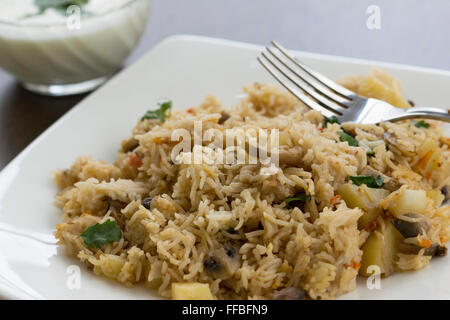 Mushroom pulao de Goa est presque similaire à la crevette goan pulao mais au lieu de crevette, les champignons sont utilisés pour cuisiner. Banque D'Images