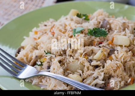 Mushroom pulao de Goa est presque similaire à la crevette goan pulao mais au lieu de crevette, les champignons sont utilisés pour cuisiner. Banque D'Images