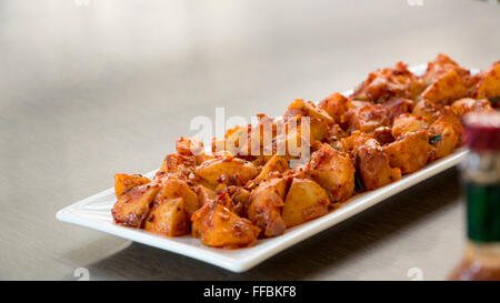 Batata saung est un plat en konkani qui les pommes de terre sont cuits avec de la sauce chili épicée et le tamarin. Cela peut être mangé avec rotis o Banque D'Images