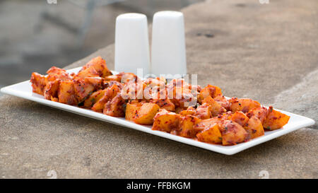 Batata saung est un plat en konkani qui les pommes de terre sont cuits avec de la sauce chili épicée et le tamarin. Cela peut être mangé avec rotis o Banque D'Images