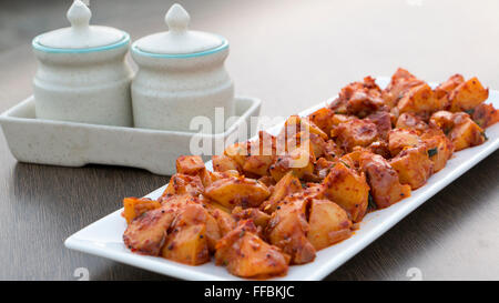 Batata saung est un plat en konkani qui les pommes de terre sont cuits avec de la sauce chili épicée et le tamarin. Cela peut être mangé avec rotis o Banque D'Images