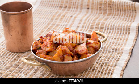 Batata saung est un plat en konkani qui les pommes de terre sont cuits avec de la sauce chili épicée et le tamarin. Cela peut être mangé avec rotis o Banque D'Images