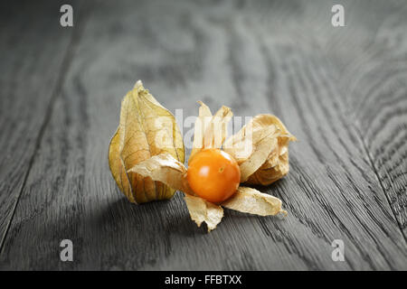 Physalis des fruits sur la table en bois de chêne Banque D'Images