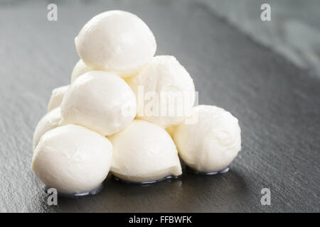 Boules de mozzarella sur ardoise board Banque D'Images