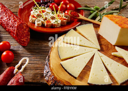 Mélange de saucisse Tapas Espagne jamon iberico 7343 jambon fromage olives chorizo Banque D'Images