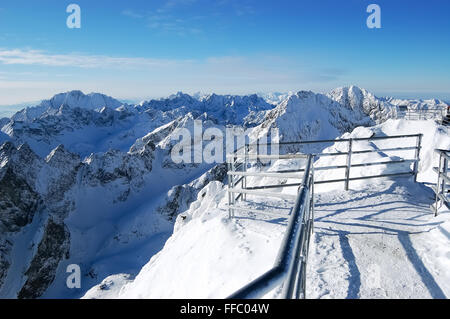 Vue sur les montagnes de l'horizon Lomnicky Stit. Tatranska Lomnica, Slovaquie. Banque D'Images