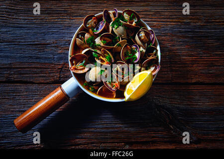 Les palourdes en céramique tapa tapas d'Espagne fruits de mer panoramique Banque D'Images