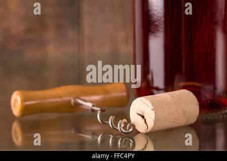 Bouteille de vin rouge avec du liège et corkscrew Banque D'Images