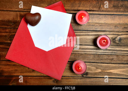 Avec l'enveloppe rouge livre blanc sur la table en bois Banque D'Images