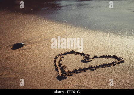 Ton Gros plan photo de coeur dessiné sur une plage de la mer de sable Banque D'Images