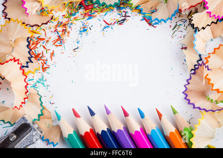 Être créatif avec des crayons et des copeaux de crayon sur fond blanc Banque D'Images