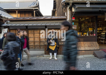 Le moine bouddhiste dans une rue commerçante traditionnelle, Kyoto, Japon Banque D'Images