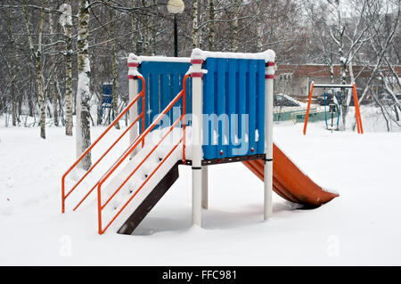 Faites glisser le coin des enfants au cours de l'hiver dans la neige en Russie Banque D'Images