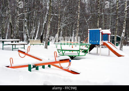 Jeux pour enfants dans la neige durant l'hiver en Russie Banque D'Images