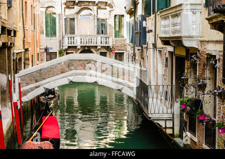 Vue sur un canal vénitien, le vieux quartier de Venise sans touristes, Italie Banque D'Images