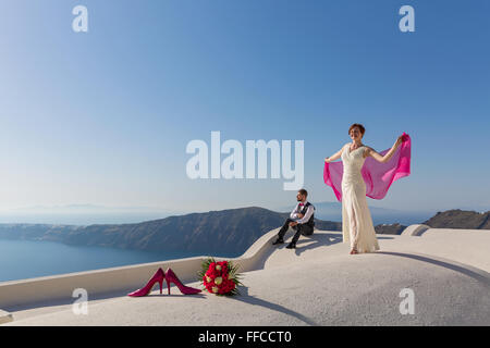 Couple Jeune couple sur le toit des bâtiments de Santorini, Grèce Banque D'Images