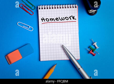 Mot de devoirs sur page du bloc-notes Banque D'Images