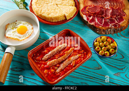 Pisto Tapas con tomate oeufs ratatouille et de la saucisse de l'Espagne Banque D'Images
