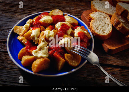 Tapas patatas bravas pomme frites mayonnaise à la tomate et de l'Espagne Banque D'Images